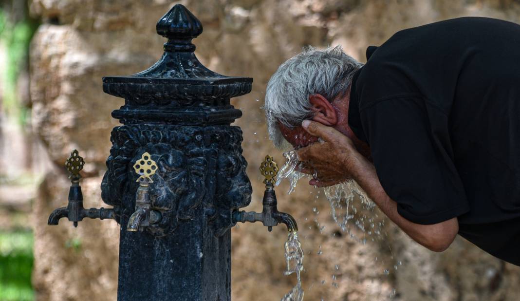 Antalya'da sıcaklık 43,7 dereceye yükseldi. Vatandaşlar sahile akın etti 7